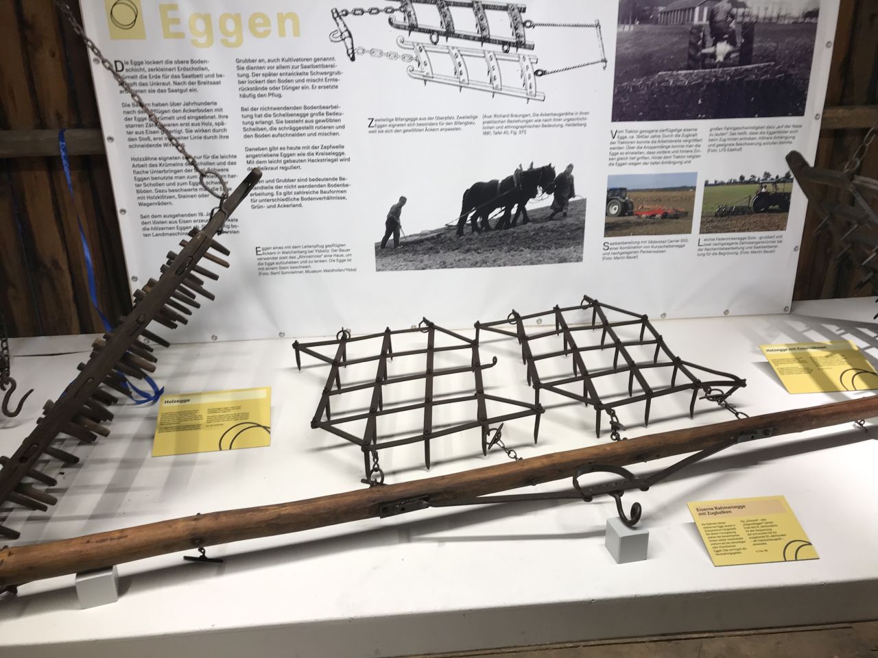 Pflüge, Eggen, Walzen; Blick in die Ausstellung